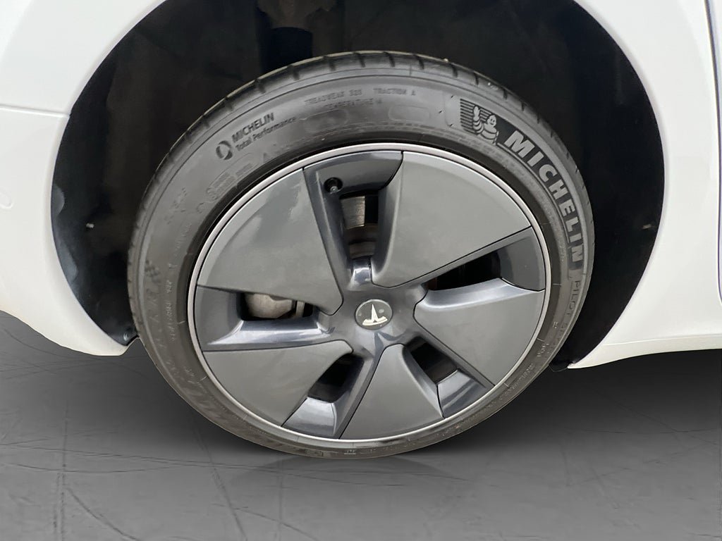 Vehicle Image 32
