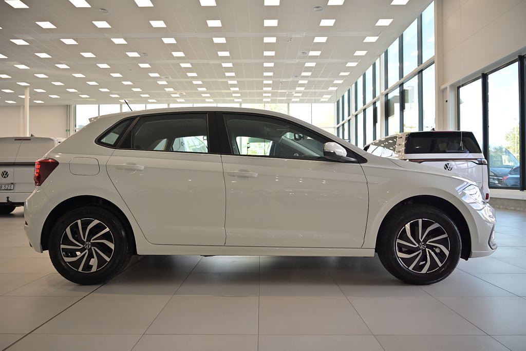 Vehicle Image 6