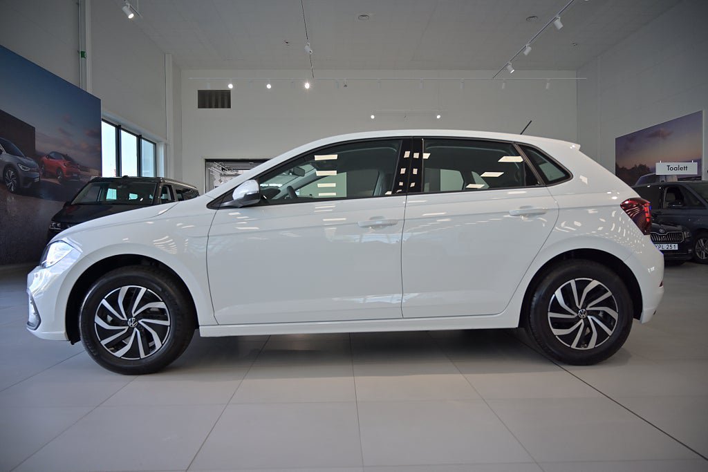 Vehicle Image 6