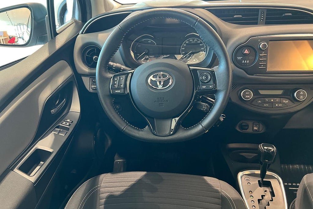 Vehicle Image 11