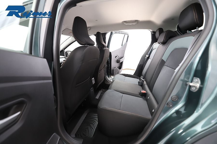 Vehicle Image 7
