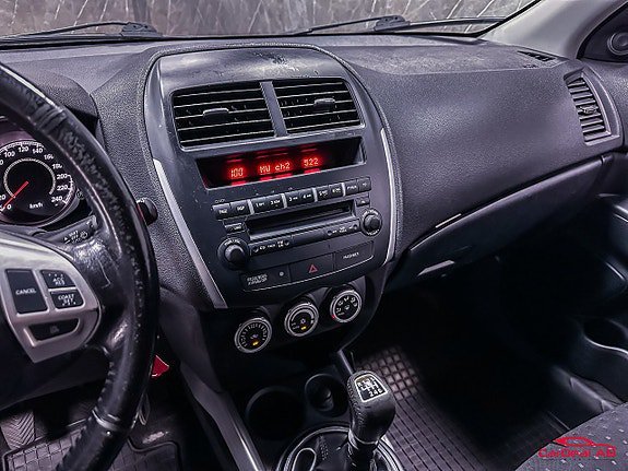 Vehicle Image 25