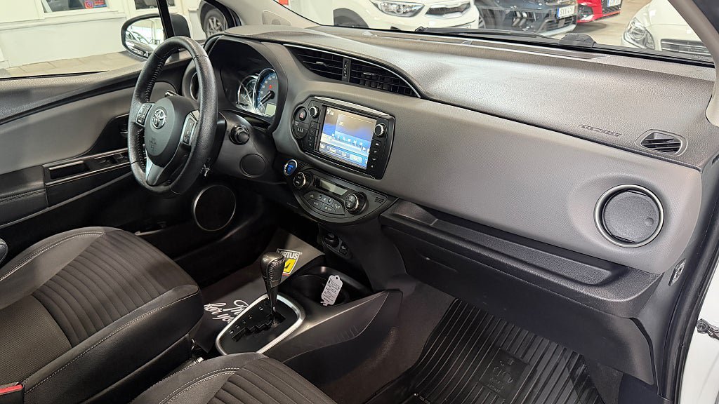 Vehicle Image 8