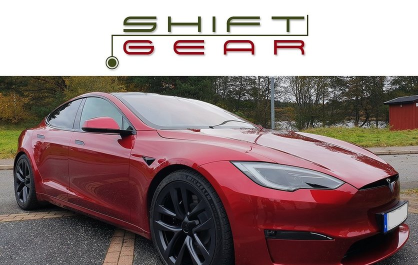 Tesla Model S LONG RANGE Ultra Red 21tum Kräm Yoke 2023