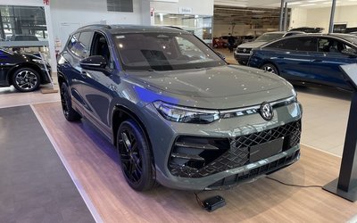 Volkswagen Tayron TSI 265 R-LINE Black 7sits Glastak Värmare 2025