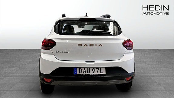Vehicle Image 6